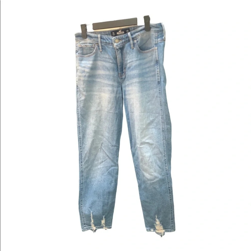 HOLLISTER HIGH RISE DISTRESSED MOM JEANS